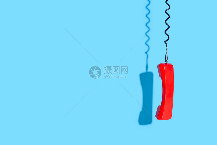 蓝色背景上的旧电话听筒视图图片