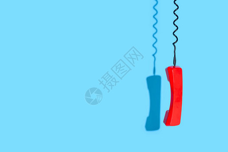 蓝色背景上的旧电话听筒视图图片