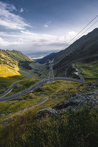 山中美丽的蛇形路和电线杆图片