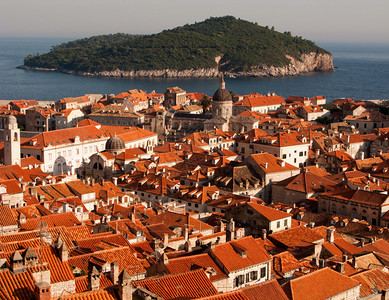 这是Dubrovnik的红色和橙色屋顶图片