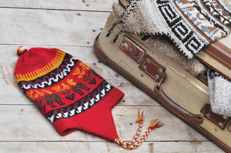 木板上挂着秘鲁帽子上面装满温暖衣图片