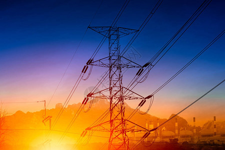高压电输电用电厂对抗蓝色黄昏天图片