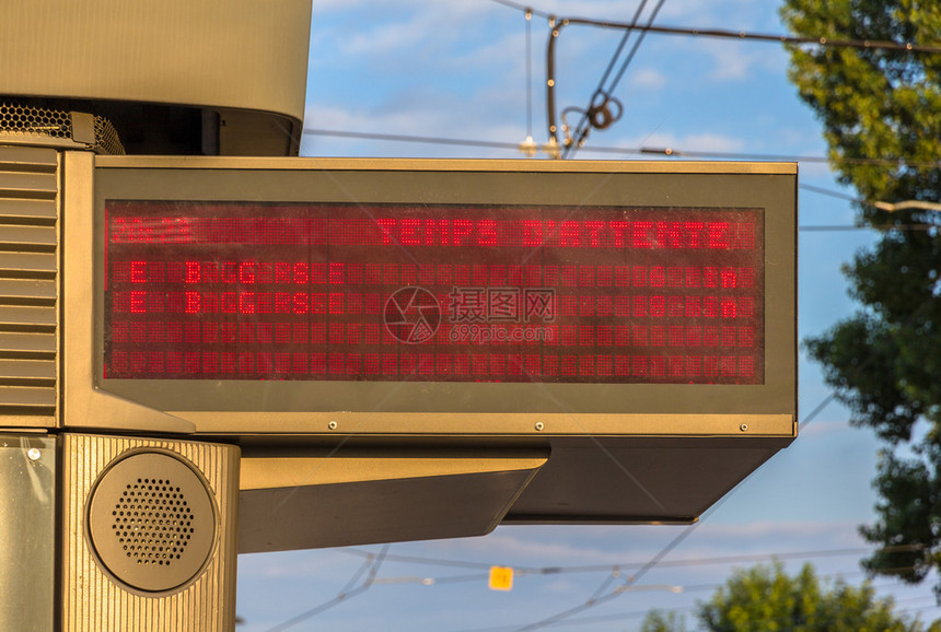 在斯特拉斯堡法国阿尔萨斯的电车等候时间指示板上图片