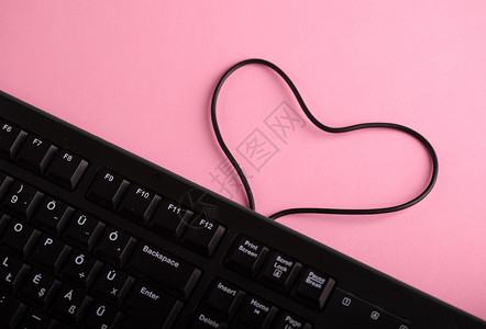 键盘和心脏形状的有线电缆符号在图片