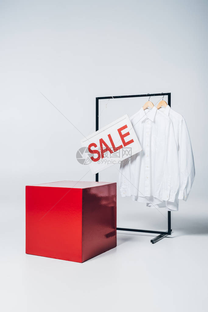 红色立方体衣架上衬衫和销售标志图片