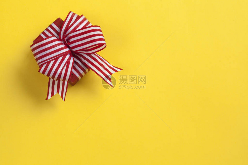 黄色背景上的礼品盒图片