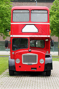 街上的大红色双层巴士图片