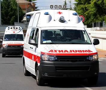两辆意大利救护车在街上快速跑图片