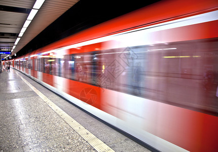 到达车站的红色火车图片