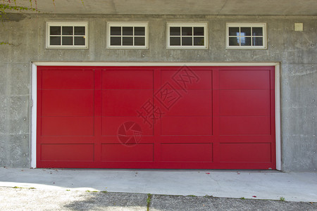 大红色车库门和四个窗户背景图片