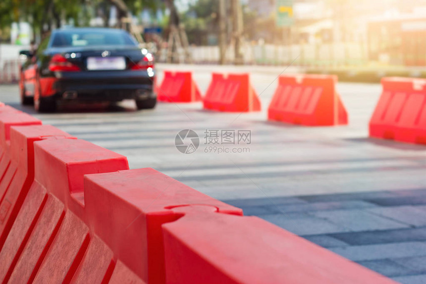 道路上的交通塑料障碍和塔图片