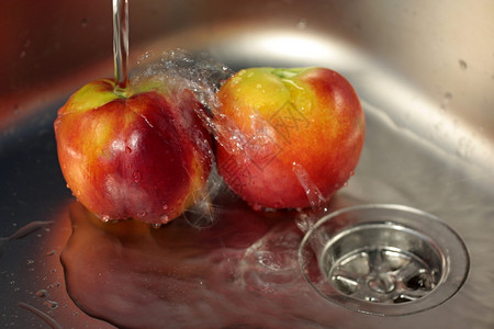 用不锈钢水槽洗水果图片