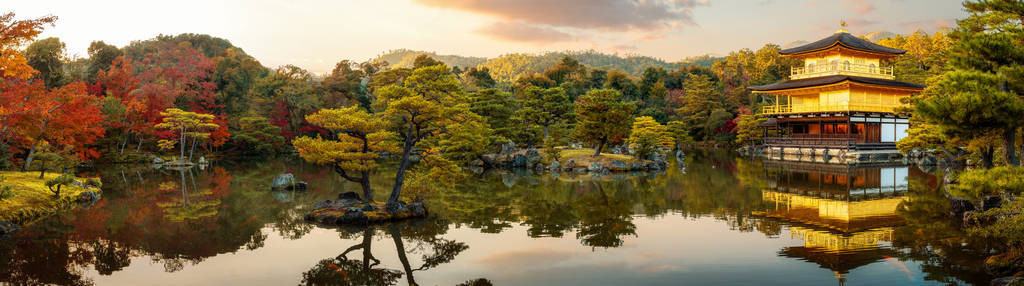秋天背景和日落的金阁寺全景照片图片