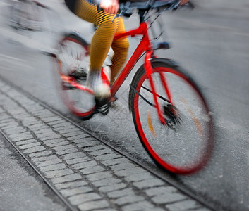 红色骑着红色脚踏车的女士图片