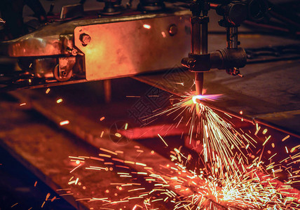 工人切割钢板在工厂中焊接切割火炬图片