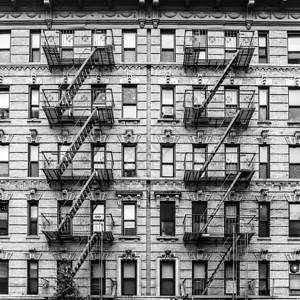 纽约一栋公寓大楼的逃生场黑白图图片