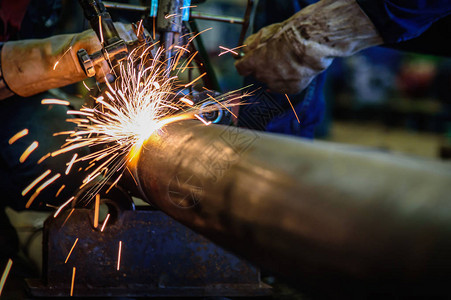 工人用乙炔焊接的切割火炬和钢铁建筑工业中的亮图片