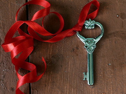 带有节日美丽红丝带的复古钥匙背景图片
