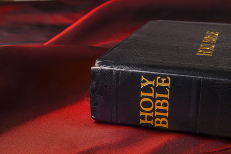 黑皮圣经封面上面写着金字在背景图片