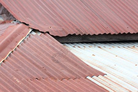 生锈的旧锌屋顶图片