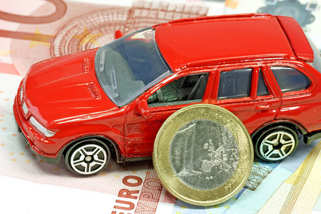 带欧元纸币的红色玩具车图片