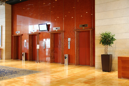 现代酒店的电梯门背景图片