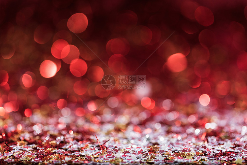 圣诞背景与红色明亮的五彩纸屑星图片
