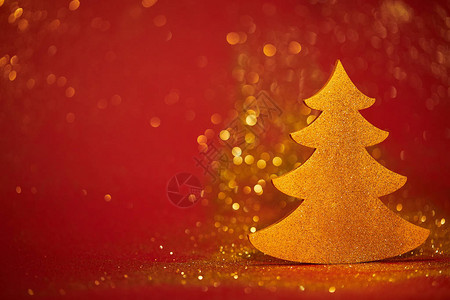 红色背景上的金色闪发光的装饰圣诞树图片
