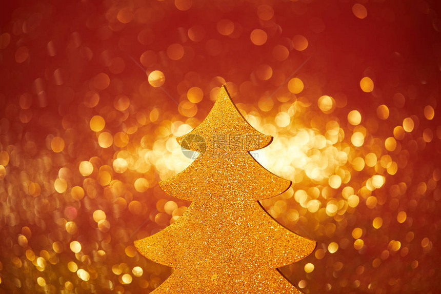 金色闪亮的圣诞树红底装图片