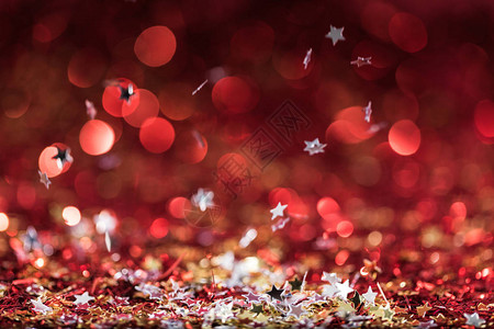 圣诞背景与落下的红色和五彩纸屑星图片