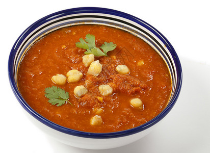 香辣番茄和鸡尾酒汤在传统的突尼斯碗里图片