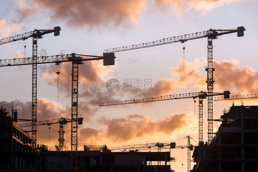 工业建筑起重机和建筑剪影图片