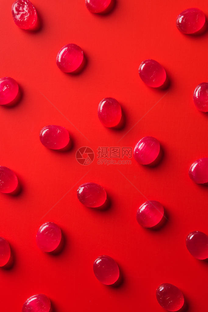 红色表面收集糖果的图片