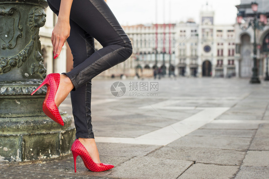 穿黑色皮裤和红色高跟鞋的女人图片