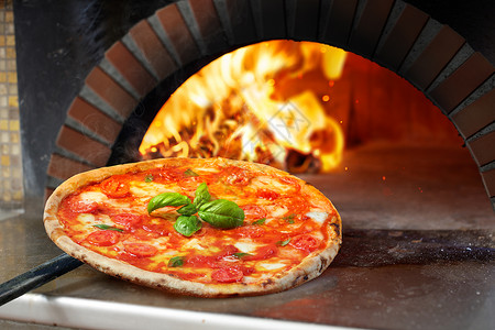 烤箱的热玛格丽特披萨图片