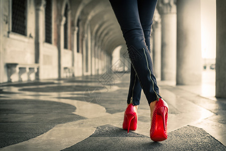 穿皮裤和红色高跟鞋的女人图片