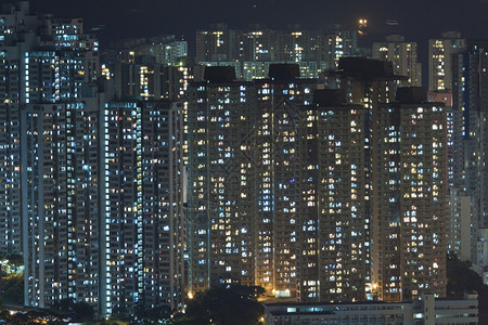 香港夜里挤满的公寓在狮子图片