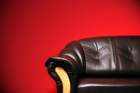 红墙前的黑色沙发图片