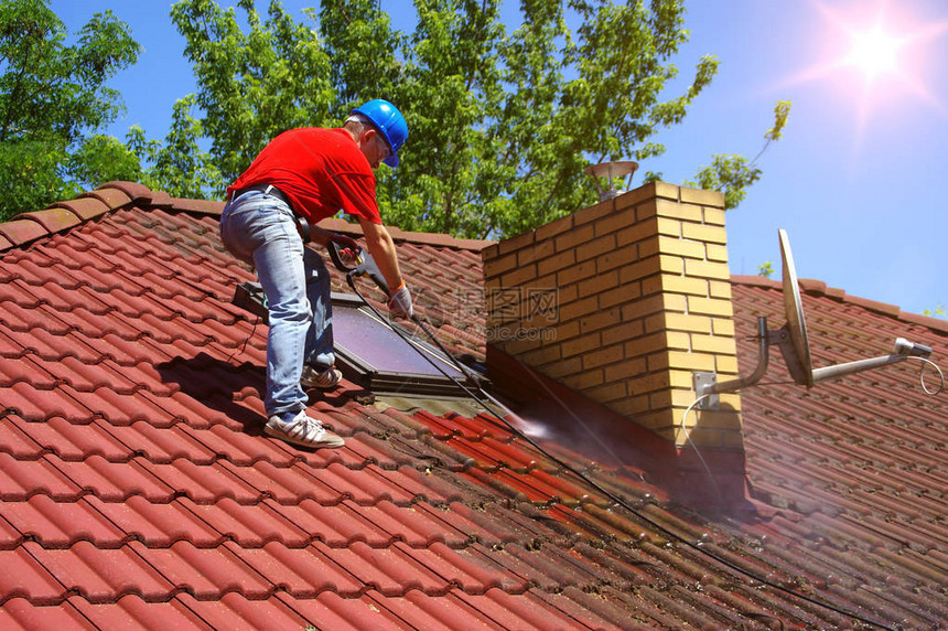 使用压力工具清洗房顶用专业设备洗瓷砖的楼顶工人用水除去图片