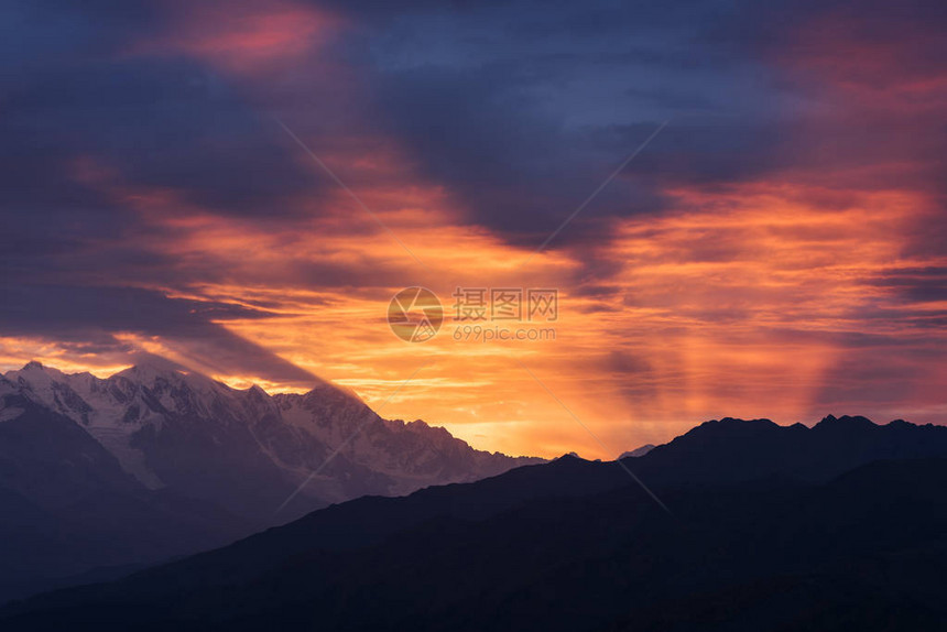 黎明时的山地景观图片