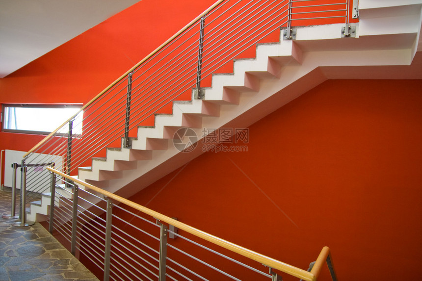 楼梯上有红墙和栅栏上楼图片