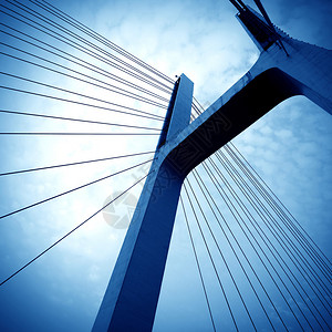 悬索桥电缆从柱子到达桥面图片