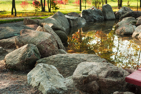 日式公园的秋天风景红桥石头园图片