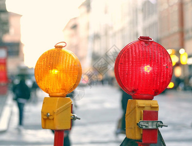 城市道路工程中的黄灯和红灯图片