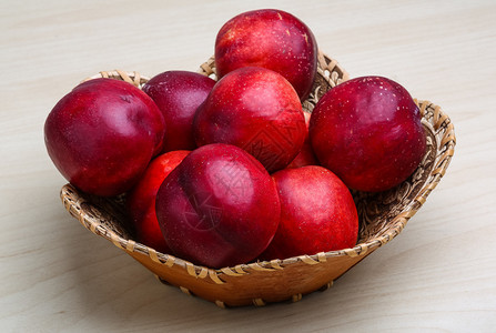 木盘中新鲜成熟的油桃图片