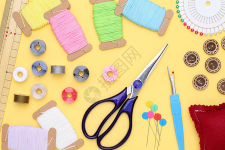 缝纫工具裁缝和时装概念对黄图片