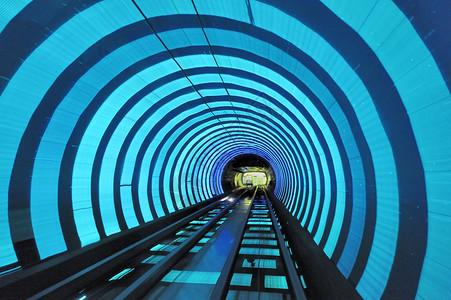 黄浦河下面的一条观光隧道图片