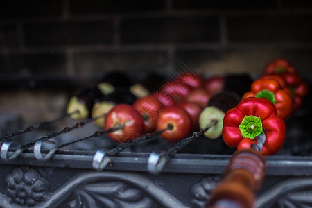 烤牛肉茄子西红柿红铃辣椒图片