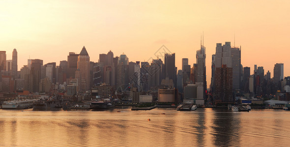 纽约市曼哈顿城市天线全景日出在图片