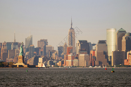 纽约市曼哈顿天线际全景帝国大厦和哈德逊河上图片
